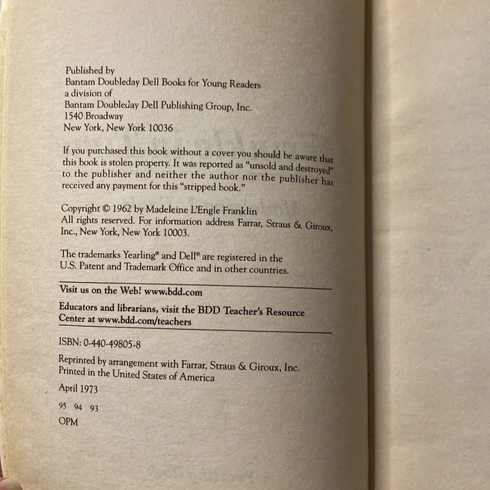 A Wrinkle in Time Paperback By Madeleine L'Engle The Newberry Medal 1973‎ Good